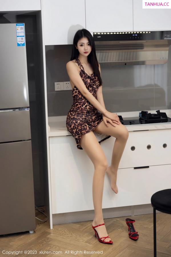 [XiuRen]高清写真图 2023.05.09 No.6703 可乐Vicky 短裙丝袜